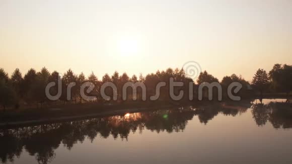 清晨宁静的乡村湖泊视频的预览图
