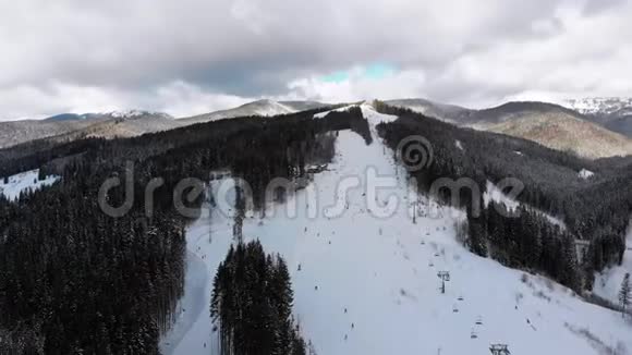 冬季滑雪场滑雪滑雪板和滑雪板的空中景观视频的预览图