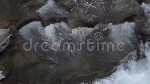美丽的山河流过岩石视频的预览图