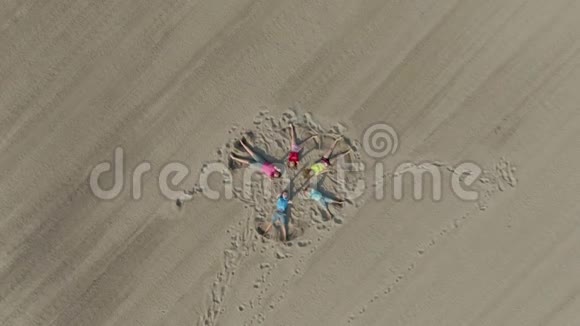 空中拍摄儿童在沙滩上挥手视频的预览图
