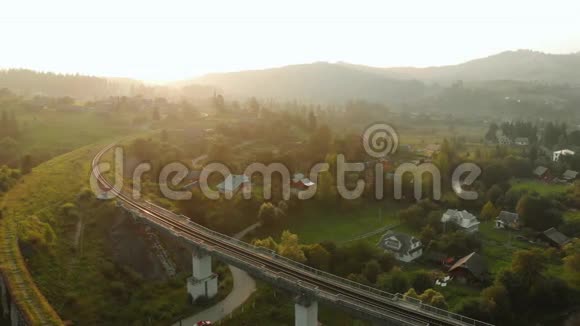 山谷中的山村和铁路桥视频的预览图