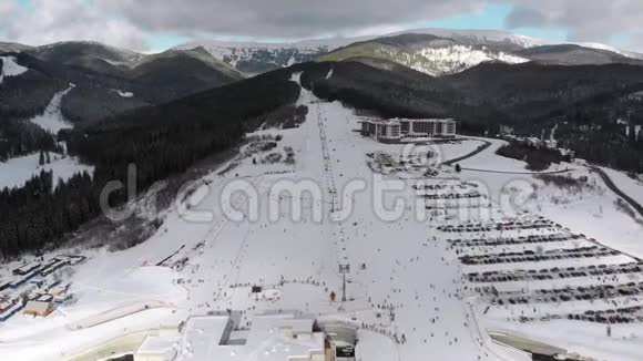 雪山滑雪场提供滑雪板和滑雪板的空中滑雪板视频的预览图