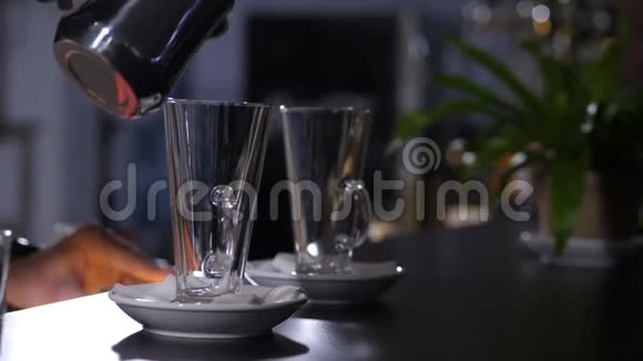 咖啡师用杯子倒鲜牛奶视频的预览图
