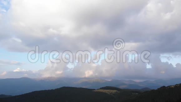 喀尔巴阡山脉多云的天空视频的预览图