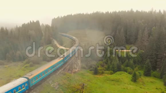 火车在雾中行驶在喀尔巴阡山视频的预览图
