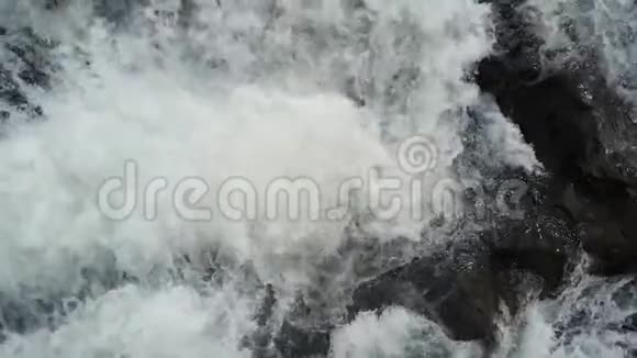 河水溅得近了视频的预览图