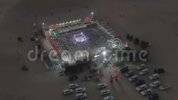阿联酋准备晚上演出的沙漠营地的鸟瞰图视频的预览图