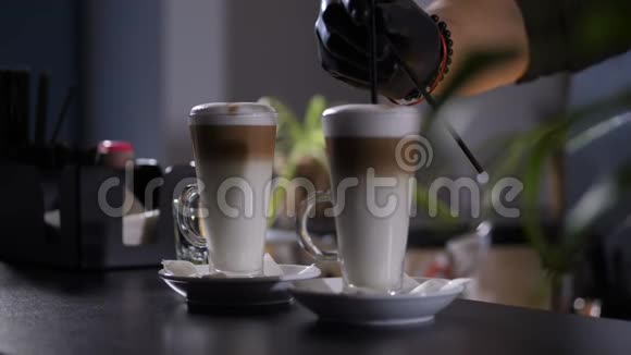 咖啡师把吸管放进拿铁玻璃杯视频的预览图