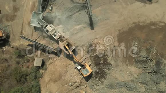 重型挖掘机在施工现场作业视频的预览图
