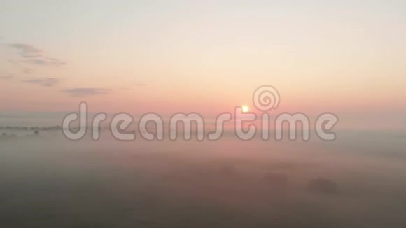 日出时朦胧的晨景视频的预览图
