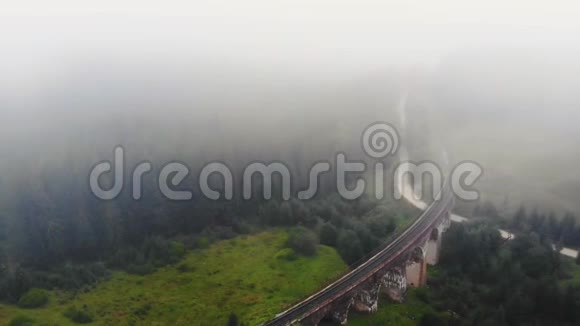 雾蒙蒙的晨夏山地景观视频的预览图