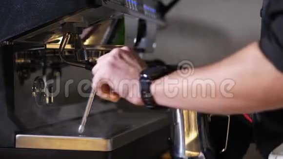 咖啡机和咖啡师双手搅拌牛奶视频的预览图