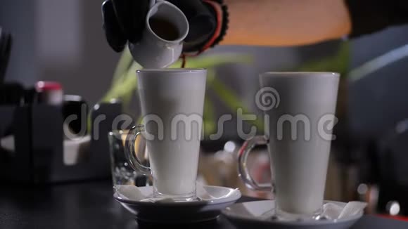 咖啡师的手加入煮咖啡和鲜奶视频的预览图