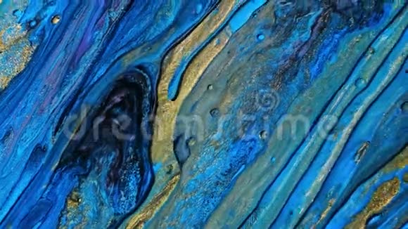 五颜六色的液体油漆和油混合色彩抽象泡泡在水里画画油漆在水中缓慢运动视频的预览图