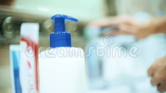 一个男人在家里用肥皂分配器洗手视频的预览图