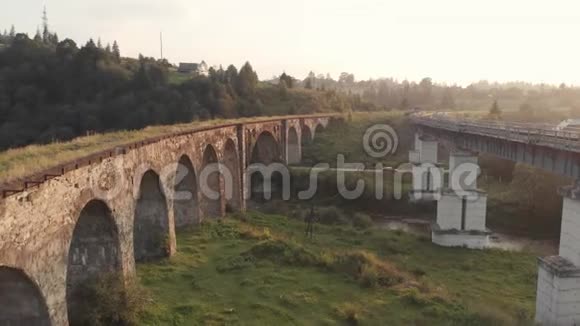 乌克兰老铁路高架桥鸟瞰图视频的预览图