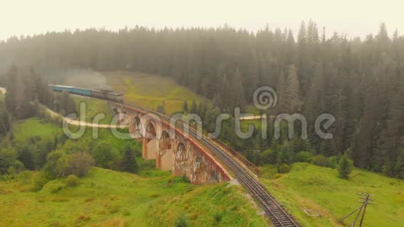 在喀尔巴阡山的铁路桥上火车视频的预览图