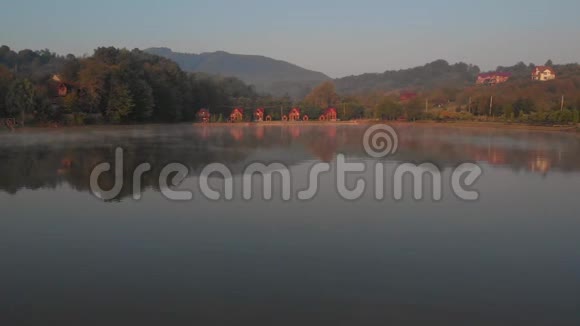 高山乡村湖面上薄雾般的日出视频的预览图