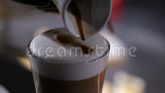 关闭咖啡师在帽泡沫上的手工制作图案视频的预览图