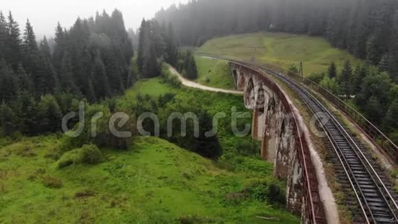 喀尔巴阡山大桥上的铁路视频的预览图