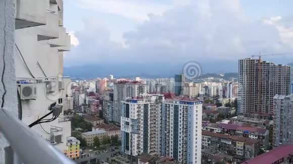 城市空间与建筑工地摩天大楼交通和山脉时光流逝格鲁吉亚巴统视频的预览图