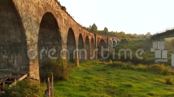 乌克兰山区铁路古桥视频的预览图