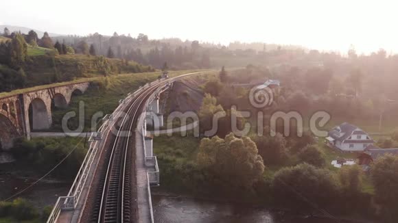 喀尔巴阡山朦胧景观与铁路桥梁视频的预览图