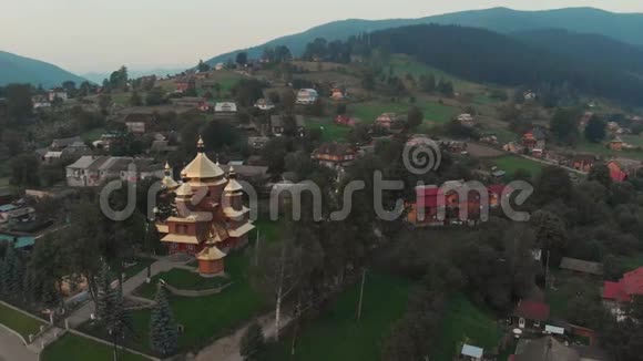 喀尔巴阡山美丽高地小镇的俯视图视频的预览图