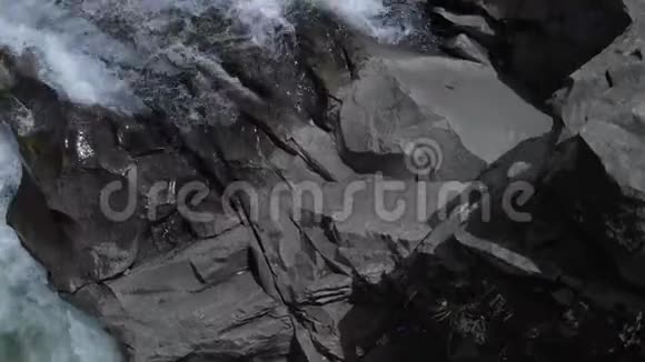 山溪里的大巨石就在附近视频的预览图