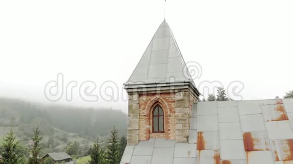 喀尔巴阡山乡村的一座古老教堂视频的预览图