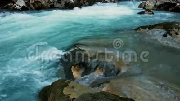 野山河密流石砾流的呀呀的小溪细节静态镜头视频的预览图