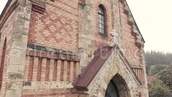 喀尔巴阡山一座古老的天主教教堂视频的预览图
