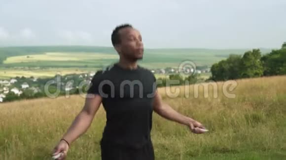 健身非洲男子用跳绳练习的肖像视频的预览图