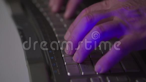 在电脑上工作的人男手和电脑键盘特写侧视图视频的预览图