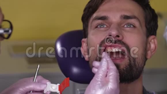 牙科医生预约男性病人画像视频的预览图