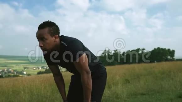 非洲运动员在山路上跑步后休息视频的预览图