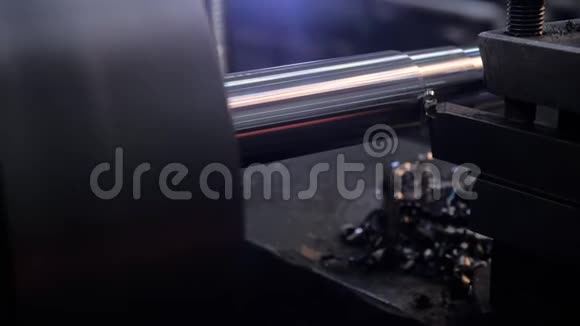 工厂生产车床上自动切割金属工艺重工业视频的预览图