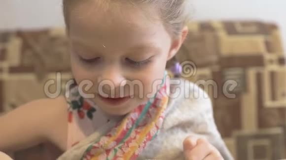 小女孩在厨房里吃百吉饼视频的预览图