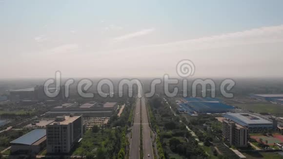 中国小城市道路的鸟瞰图视频的预览图