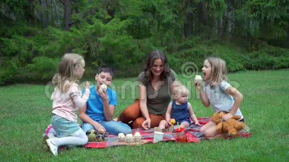 妇女和儿童在户外品尝纸杯蛋糕视频的预览图