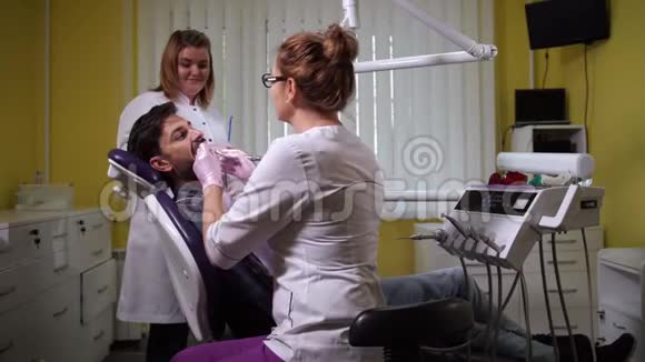 女牙医钻孔患者牙视频的预览图