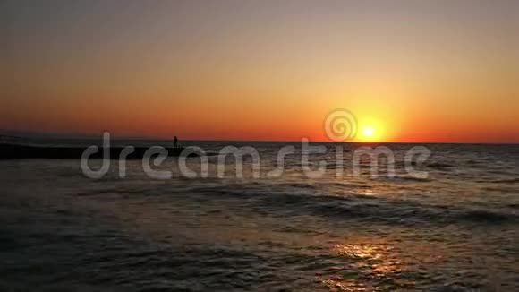 日出时孤独的人海滩上的一个人迎接黎明海波浪波浪波浪波浪波浪波浪浪视频的预览图
