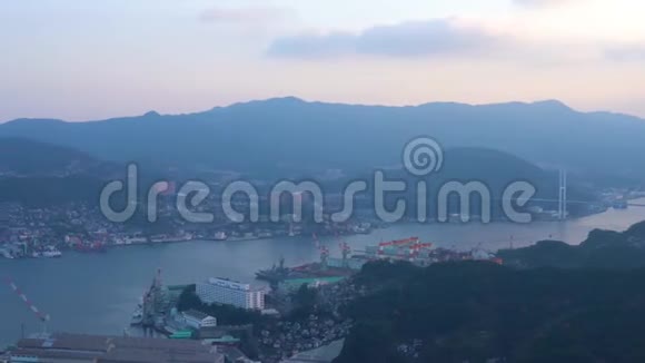 从日晴日落时间的伊纳萨山观景台甲板观赏长崎市景全景视频的预览图