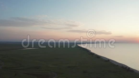 黄昏时分无人机拍摄了绿色的阿佐夫海岸视频的预览图