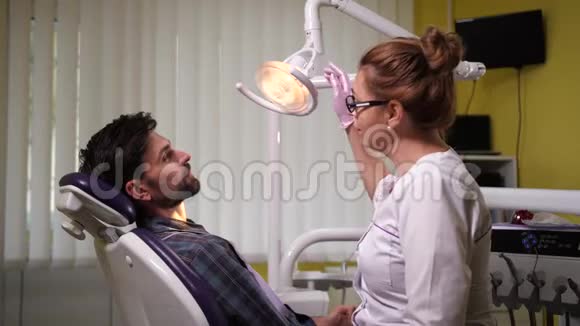 女牙医在诊所检查病人牙齿视频的预览图