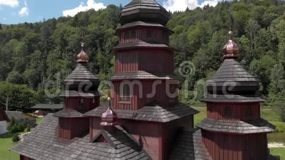 喀尔巴阡山木制教堂在夏日视频的预览图