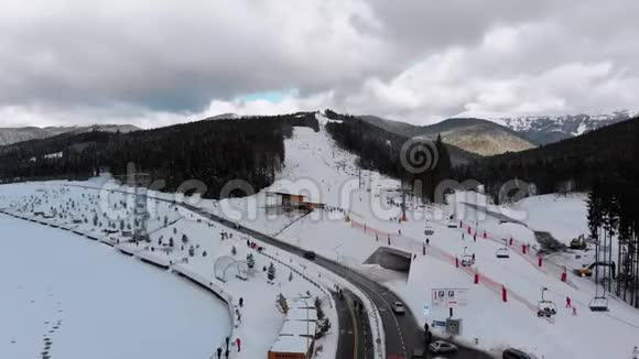 冬季滑雪场滑雪滑雪板和滑雪板的空中景观视频的预览图