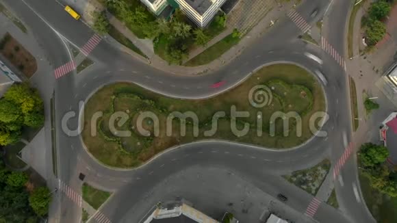 带有圆形汽车的道路的鸟瞰时间视频的预览图