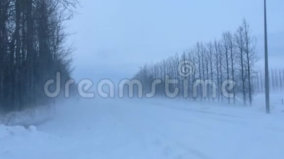 4K镜头冰岛在冬季的大雪风暴在这种天气下道路或航班通常是关闭的视频的预览图