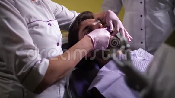 牙齿从人口中脱落牙齿视频的预览图